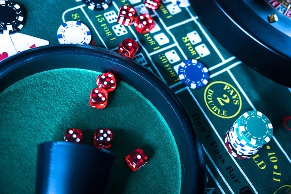 Multi-player poker table at depoxito slot with real cards